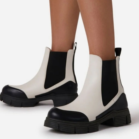 ARYA CHUNKY CLEATED SOLE AKLE BIKER BOOT IN CREAM NUDE FAUX LEATHER - Picture 2 of 5